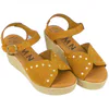Sandalia Cuña Alta Piel Corte Mariposa con Tachas plantilla de gel KMN 56643